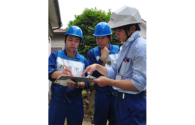 「大阪府北部地震における建物被害認定調査の様子」