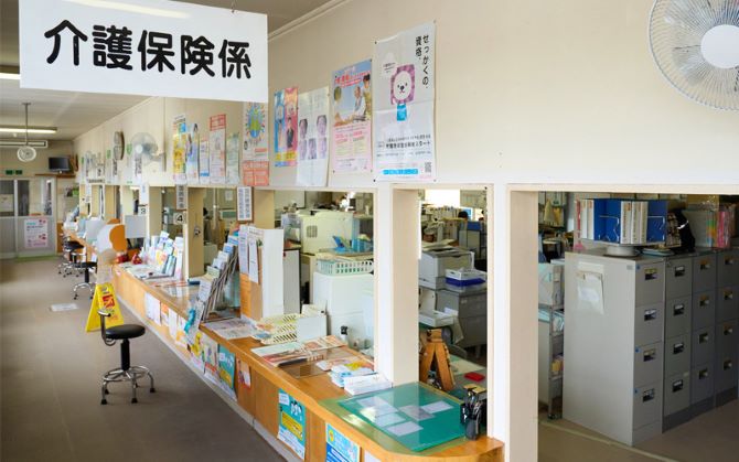 大鰐町役場の介護保険係。庁舎は築96年が経過しており、今後建て替えが予定されている