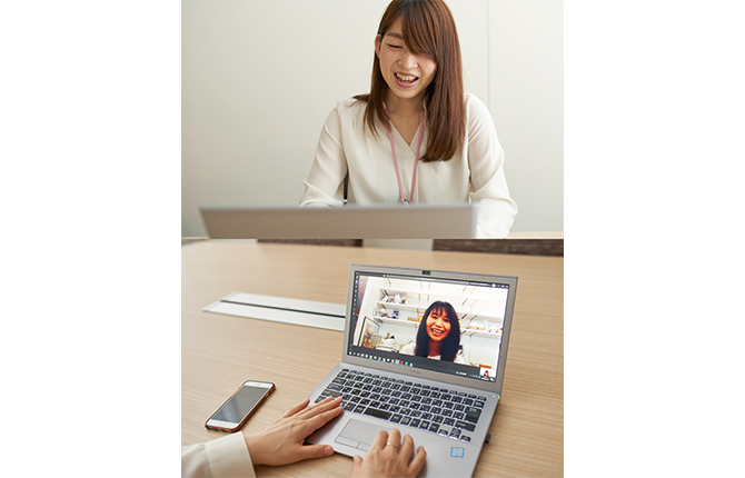 Microsoft Teamsを利用した社員同士の打ち合わせの様子。