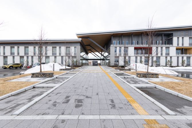 三条市立大学。学内には高度なものづくりができる「ものづくりシアター」なども