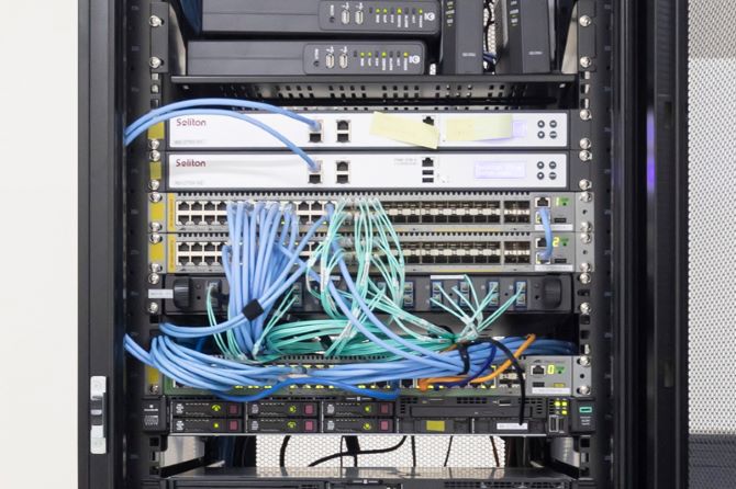 学内サーバー基盤の配線。ネットワーク構築では情報セキュリティ対策と安定した通信を重視