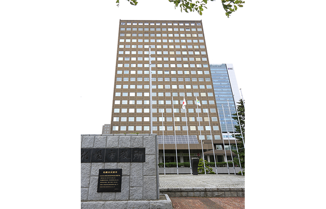 札幌市役所本庁舎。屋上には街を見渡せる無料の展望回廊がある。