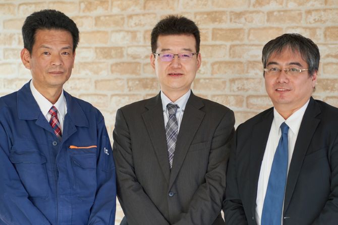 【本案件の担当者】（左から順に）NTT東日本 新潟支店 第一ビジネスイノベーション部 テクニカルソリューション担当 船岡 和弘、NTT東日本 新潟支店 第一ビジネスイノベーション部 第二バリュークリエイトグループ バリュークリエイト担当 営業担当課長代理 小泉 淳、NTT東日本 新潟支店 第一ビジネスイノベーション部 テクニカルソリューション担当 

