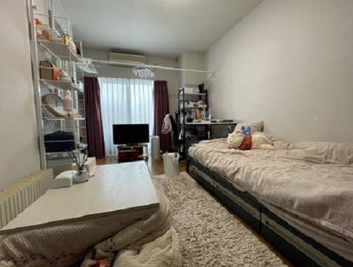 イメージ：「取材に来るの？いいわよ。写真撮って」と入居者さん。家具家電付きですぐ生活がスタート出来ます