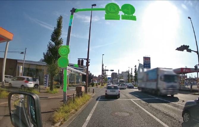 ドライブレコーダーの映像データをAI解析することで、標識やミラーの損傷を効率的に発見できる