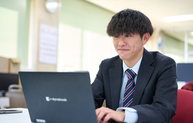 α'モデルの移行とMicrosoft 365の導入、パソコンの小型化により、自席に縛られない自由な働き方が実現