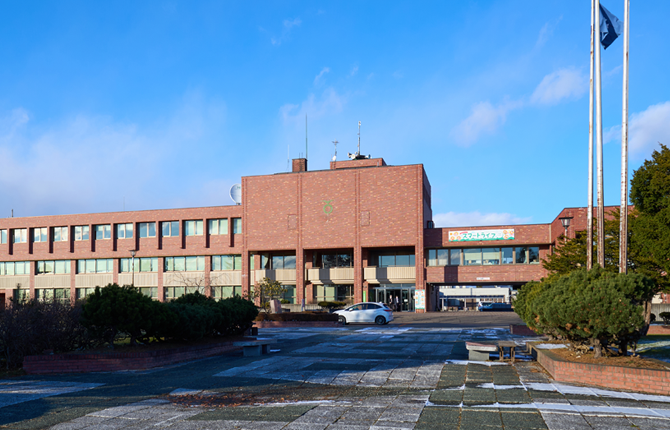 上士幌町庁舎。今後、３階部分を減築して耐震化を図り、隣接する旧消防庁舎を解体して町民ホールを新築する予定