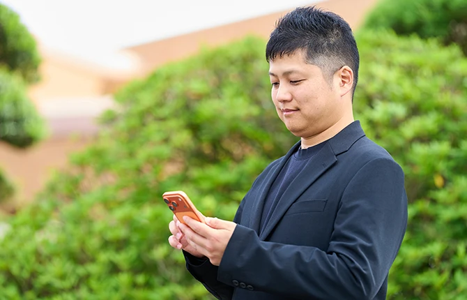外出先からスマートフォンでスケジュールを確認。以前は庁舎に戻らなければ確認できなかった
