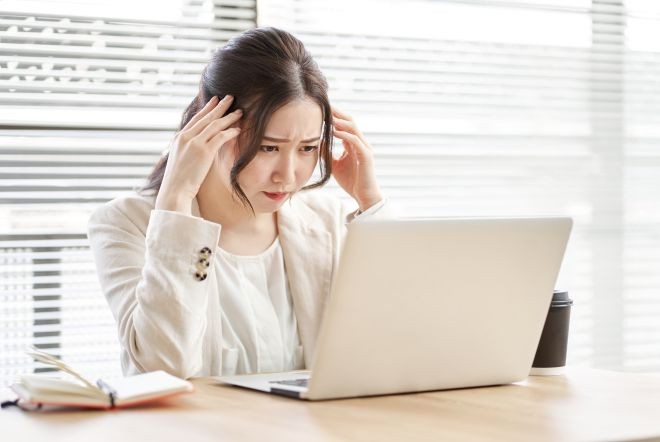 イメージ：WEB会議の不調によって困っている様子の人