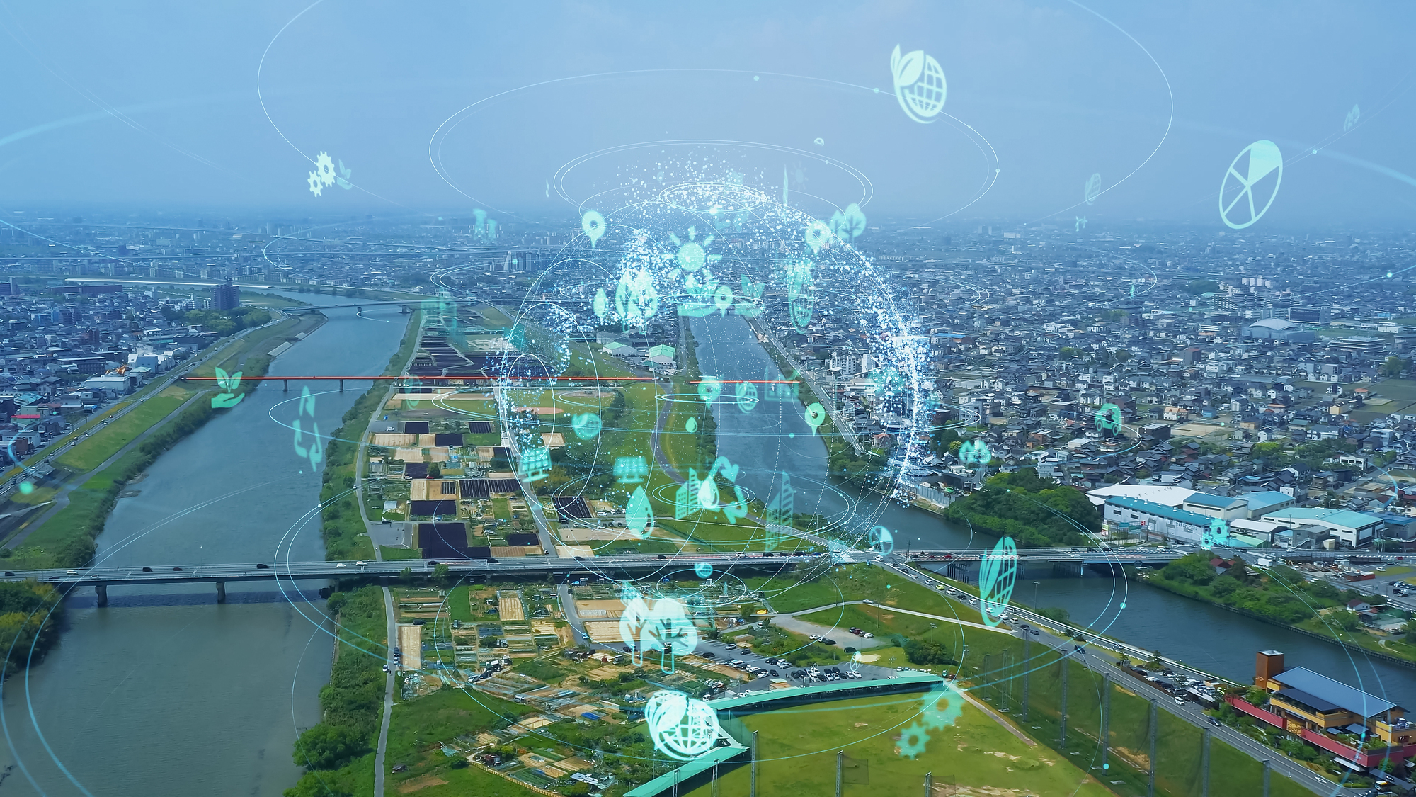 川が2本流れる様子を上空から撮影した様子