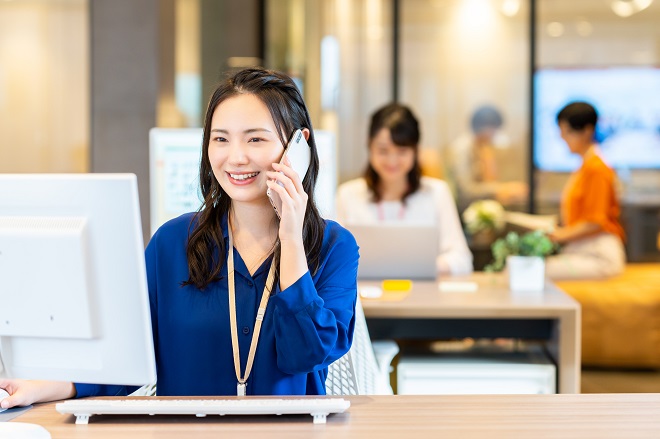 イメージ：スマホでもオフィスの固定電話番号で発着信できる