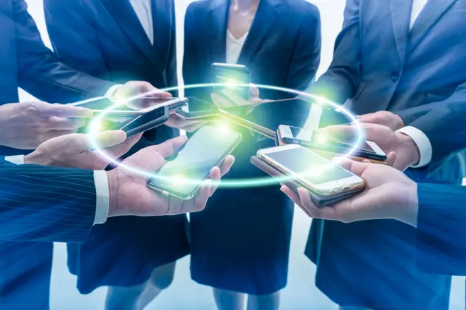 イメージ：固定電話番号をスマホで利用したい企業はNTT東日本へご相談ください