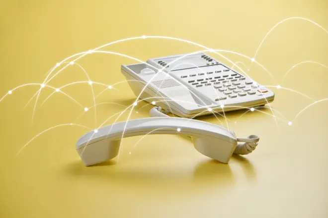 イメージ：オフィスシーンで便利な電話機のオプションサービス3選