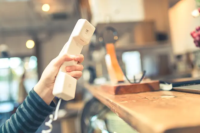 イメージ:飲食店の電話業務は「ひかりクラウド電話」で効率化できる!