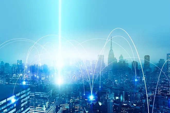 イメージ：ビジネスフォン『SmartNetcommunity αZXⅡ』ならスマートフォンへの転送対応が可能