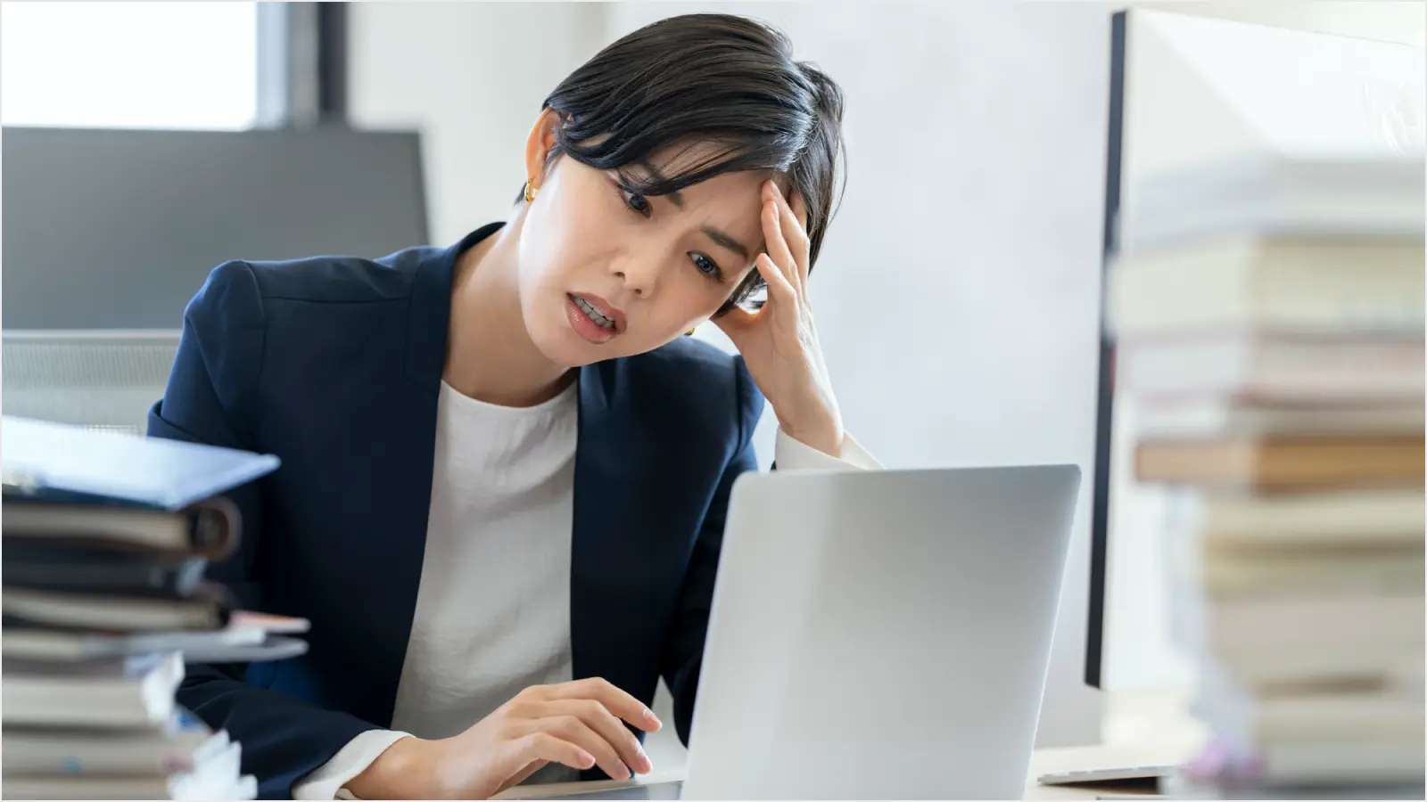 イメージ：業務過多を改善する5つの対策！離職や法令違反のリスクや原因も解説
