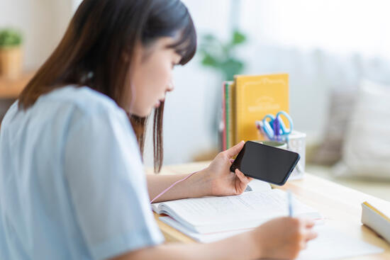 イメージ：社員にスマホでeラーニングを受講してもらう方法