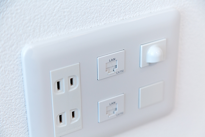 イメージ：光コンセントとLANコンセント・モジュラージャックの違い