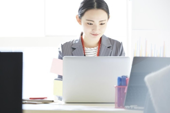 イメージ：自社に合うCRMの選び方3選