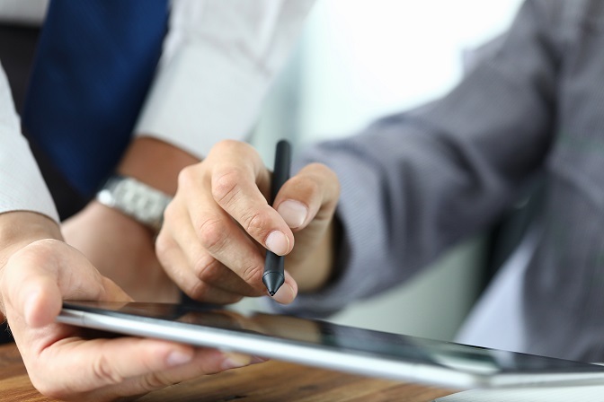 イメージ：電子署名とは書面の押印に代わる役割を果たすもの