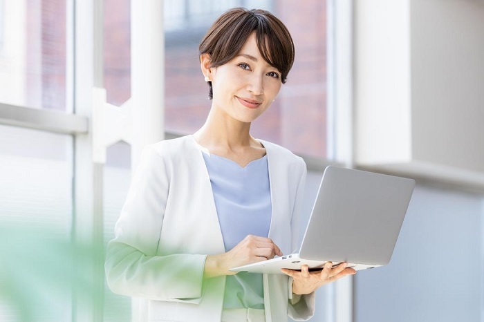 イメージ：ペーパーレス化ならNTT東日本が導入をサポートする「kintone」で