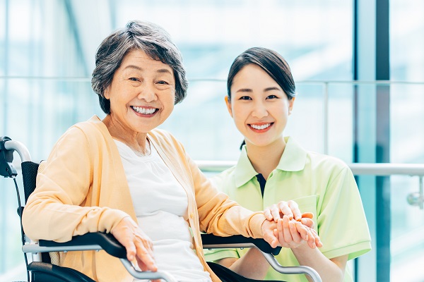 イメージ:【徹底解説】介護業務を効率化する方法5選!メリットや業界の課題を紹介