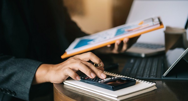 イメージ：【期間別】個人事業主などの免税事業者が課税事業者になるには？