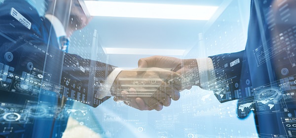 イメージ：ITインフラ構築は自社開発すべきか、外部委託すべきか