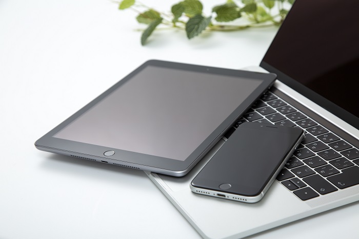 イメージ：電子化された添付文書の閲覧にはスマホやタブレット端末を使用