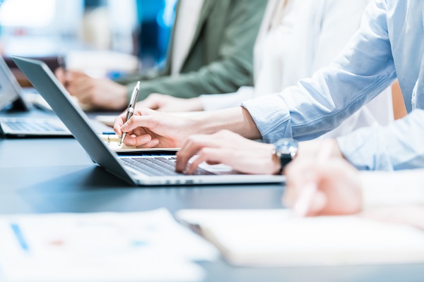 イメージ：属人化が解消できない4つの原因選