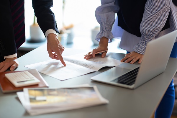 イメージ：業務の「見える化」やITツールの活用で属人化を解消しよう