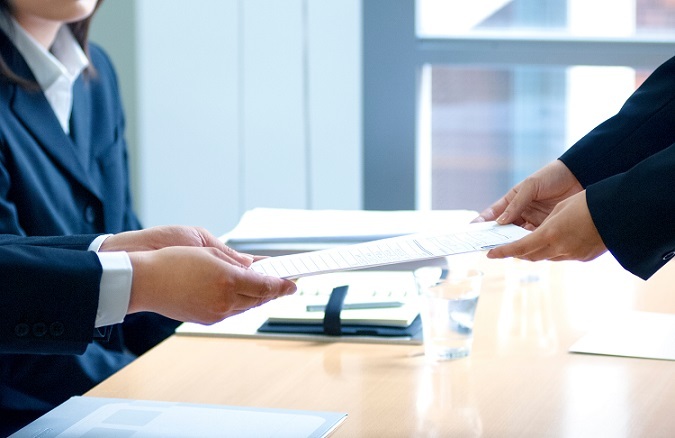 イメージ：当日消印有効とは提出期限までに消印を付与すれば有効であるということ