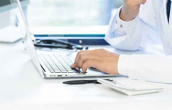 イメージ:医療現場でRPAを導入するなら「おまかせRPA」