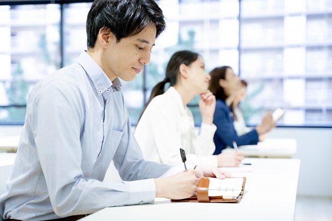 イメージ：働き方改革の現状【4割の企業が効果を感じていない】