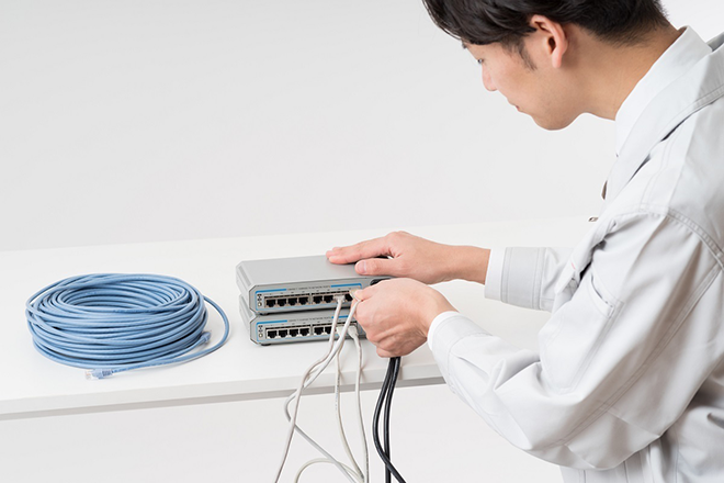 イメージ：スイッチングハブとLANケーブルの接続方法