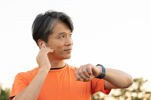 イメージ：ウェアラブル端末とは身体に装着するデバイス