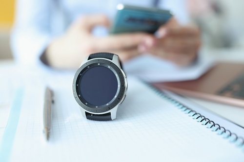 イメージ:従業員の転倒時もスマートウォッチで確実に検知!