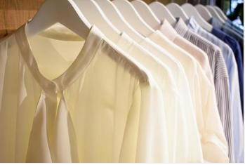 イメージ：色選びを楽しむ女性オーナー