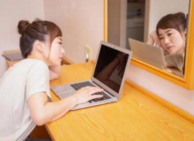 イメージ:映画を観るのは「テレビカード」から「ネット」へ。ホテルでもネットスピードは重要