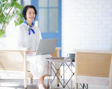 イメージ：リゾート地で、セカンドハウスを賃貸契約してテレワークも