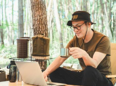 イメージ：休暇をとって時々仕事をする、民泊でのワーケーション