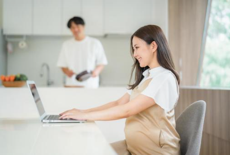 イメージ：「離れて」働くテレワークは、もともと、妊娠・育児・介護・療養・高齢でも自分らしく働けるための手立て