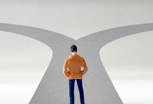 イメージ：区分所有でコツコツ増やすか、 一棟所有で勝負をかけるか。 収益不動産オーナー、これからの戦略の分かれ道。