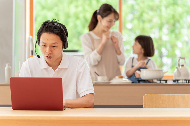 イメージ：2人に1人が「リビングルーム」で作業していたことがある