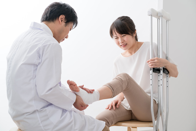 イメージ：持病持ちや怪我・介護など、個人の多彩な事情に寄りそう。テレワーク導入で可能になる「やめるのではなく休む」働き方