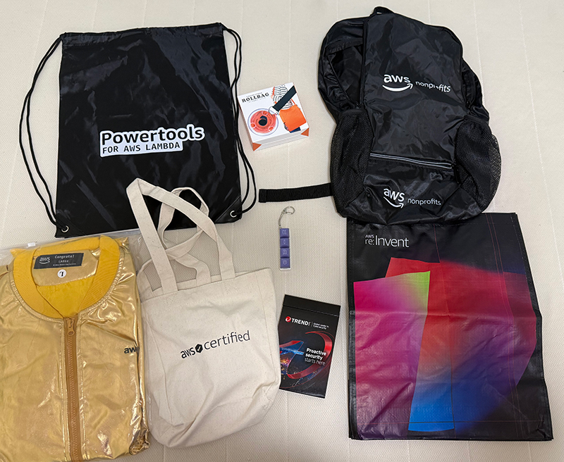 会場やホテルの部屋で受け取ったSWAG一式の写真