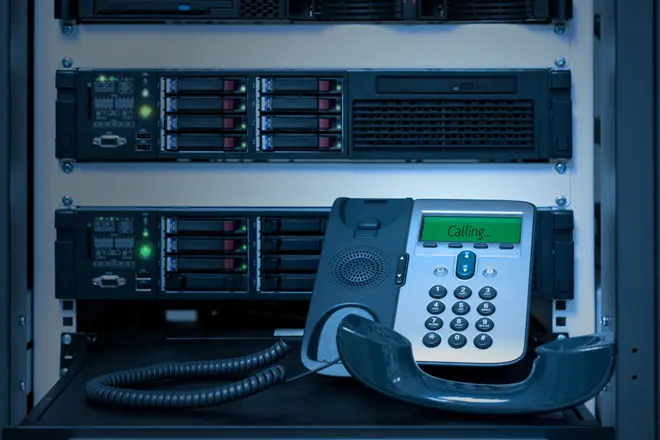 イメージ：オフィスにおけるIP電話システム構築にはPBX（構内交換機）が必要