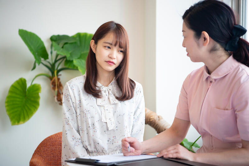 産業医にアドバイスを求める女性