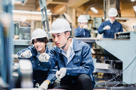 作業現場で先輩・上司が新人に技術を教える