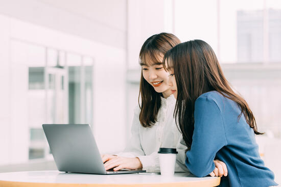 無料でeラーニングをお試しする従業員